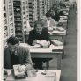  Mitarbeiter_innen recherchieren in der Zentralen Namenkartei, Oktober 1952 © International Tracing Service (ITS), Bad Arolsen