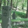 Stele zur Markierung der Massengräber in Bikerniki