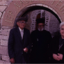  Der Dorflehrer Chrístos Pappás mit seiner Ehefrau und dem Dorfgeistlichen Pater Cholévas vor der Kirche in Lyngiádes, 1990 