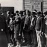 El comandante del campo, comandante de las SS Karl Ehrlich, pasa revista a los presos