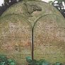 Die zehn Gebote auf einem jüdischen Grabstein. Fotografin: Gabriele Wasser