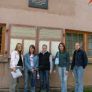 Gruppenbild von der Projektgruppe vor dem erhaltenen Gebäude der Lagerkommandantur in Schirmeck
