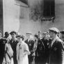 Deutsche Polizisten überwachen jüdische Deportierte; im Hintergrund das Gefängnis in der Czarnieckiego Straße im Ghetto von Lodz, 1942-1944. Fotograph: Main Crimes Commission, Warsaw