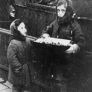 Aufnahme von Kindern, die hausgemachte Süßigkeiten auf einer Straße im Ghetto von Lodz verkaufen, 1941-1943. Photo: Mandel Grossman. Credit: YIVO, New York Courtesy, USHMM Photo Archives