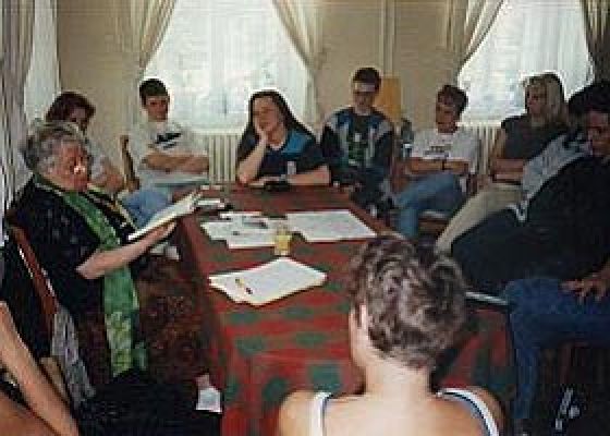 La escritora israelí Ester Golan en diálogo con participantes del proyecto