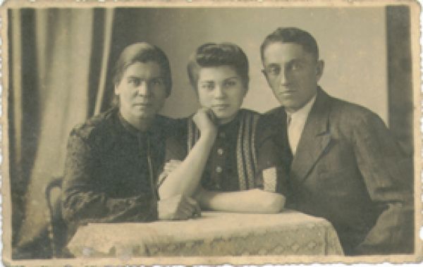 Helena Cwener con sus padres
